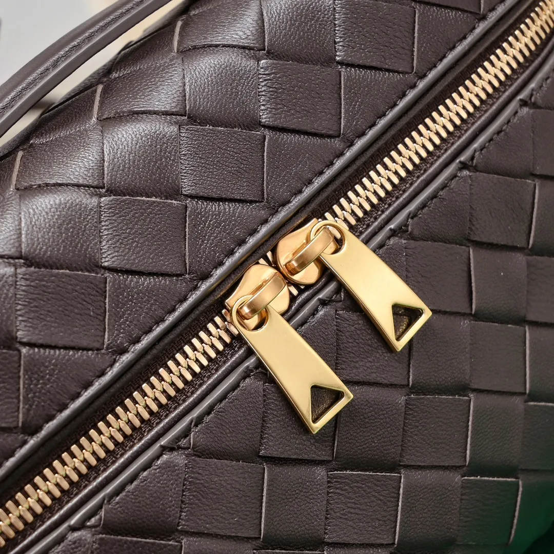 Batch 1360 Bottega Veneta 24 spring and summer woven zipper crossbody bag. A crossbody bag that can be used as a cosmetic bag. The exquisite weaving and compact body are an indispensable accessory for the upcoming summer. The double zipper also better protects the bag. It has a large capacity. If you like it, don’t miss it. Style number: 9109 Size: 22*12.5*5cm